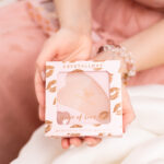 Elegancki zestaw prezentowy dla kobiet: płytka do masażu Gua Sha z kwarcu różowego oraz bransoletka z kamieni naturalnych marki Crystallove.